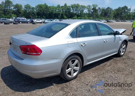 2014 Volkswagen Passat 1.8T Wolfsburg Edition z USA, uszkodzony, nr VIN 1VWAT7A39EC051562